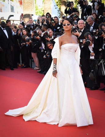 От юной звезды Барбадоса до глобальной fashion-иконы: эволюция стиля Рианны (фото 56)