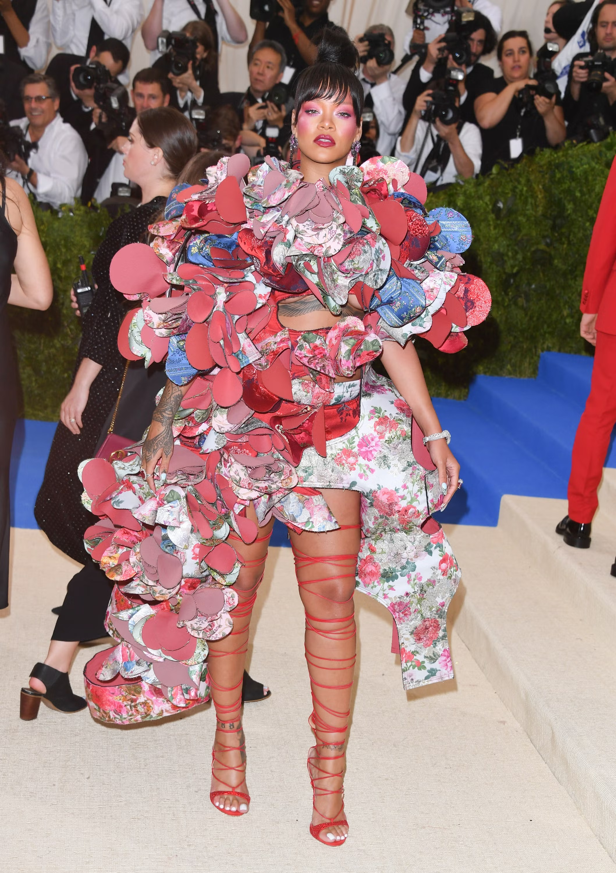 От юной звезды Барбадоса до глобальной fashion-иконы: эволюция стиля Рианны (фото 55)