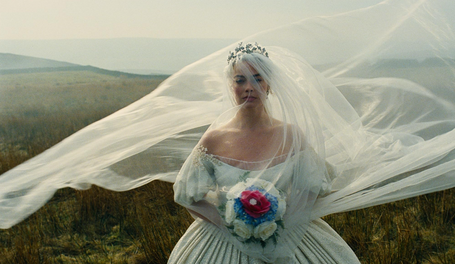 Как повторить прически Марго Робби из «Грозового перевала»? Туториал от стилистов (фото 4)