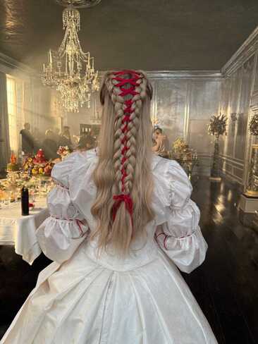 Как повторить прически Марго Робби из «Грозового перевала»? Туториал от стилистов (фото 34)