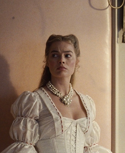 Как повторить прически Марго Робби из «Грозового перевала»? Туториал от стилистов (фото 33)