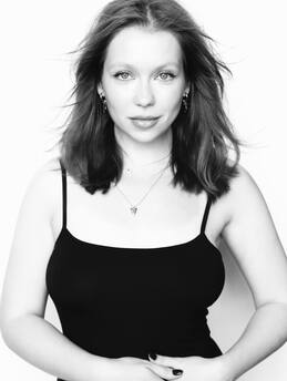 Как повторить прически Марго Робби из «Грозового перевала»? Туториал от стилистов (фото 18)