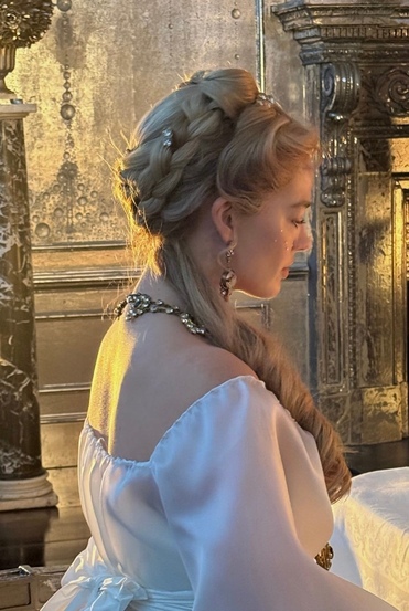 Как повторить прически Марго Робби из «Грозового перевала»? Туториал от стилистов (фото 23)