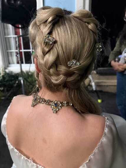 Как повторить прически Марго Робби из «Грозового перевала»? Туториал от стилистов (фото 20)