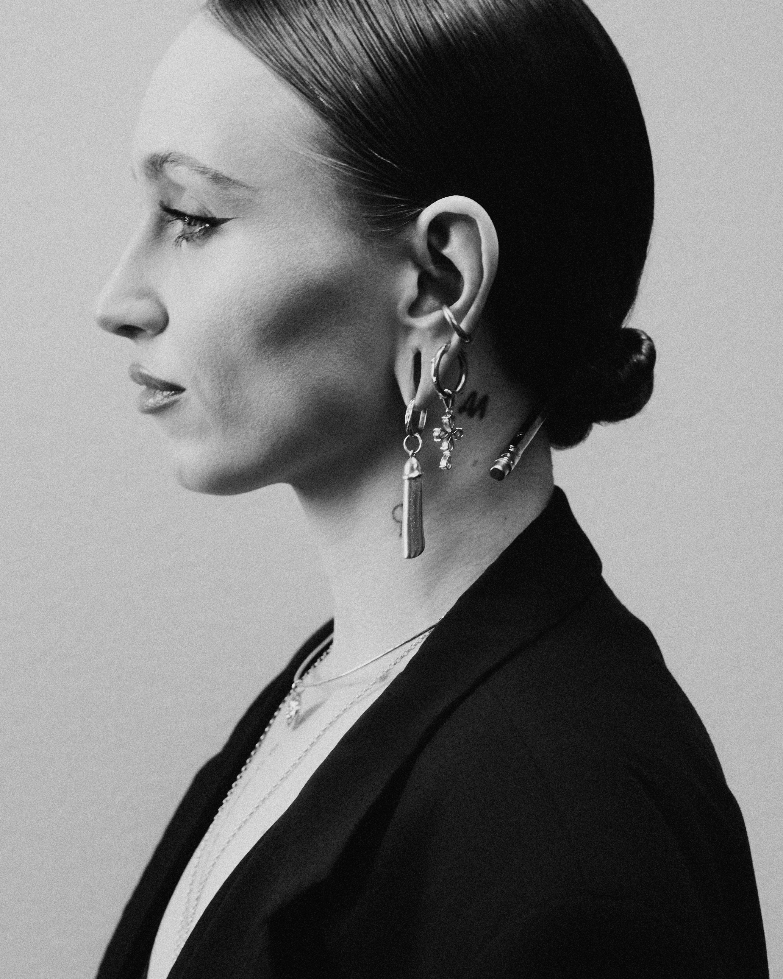 Как повторить прически Марго Робби из «Грозового перевала»? Туториал от стилистов (фото 27)