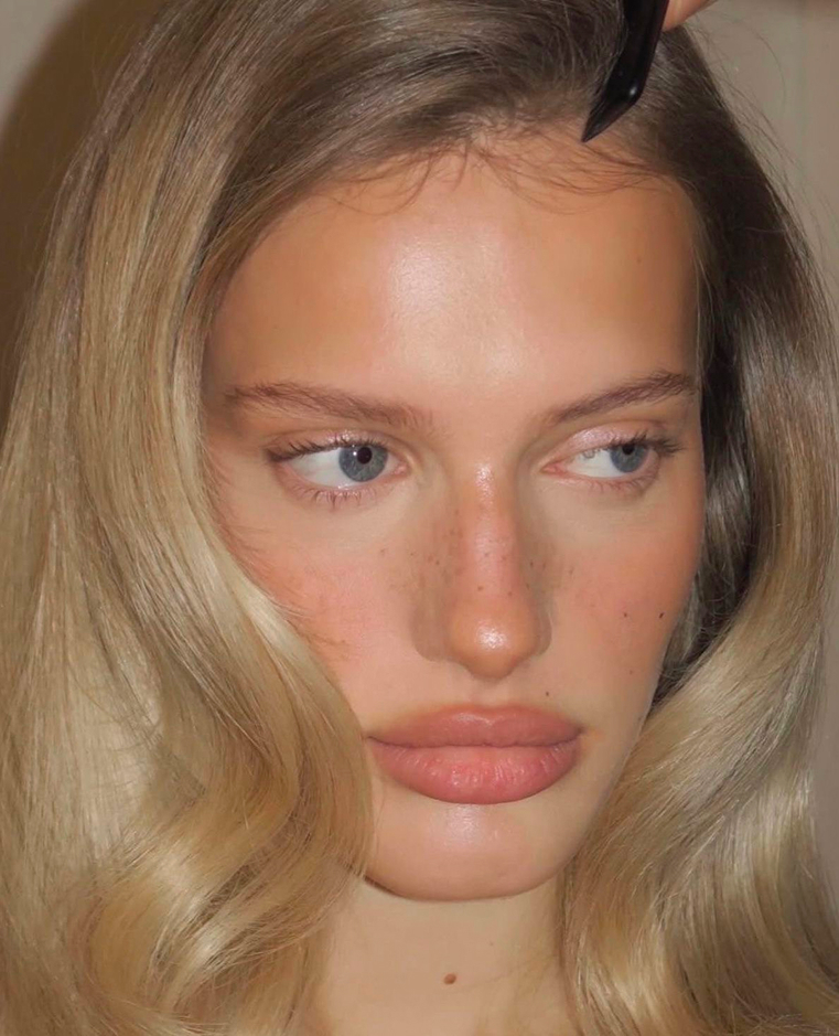 Halo Lips: тренд на контур губ с мягкой тенью — носим как Дуа Липа и Зои Кравиц (фото 20)