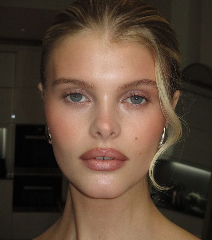 Halo Lips: тренд на контур губ с мягкой тенью — носим как Дуа Липа и Зои Кравиц (фото 25)