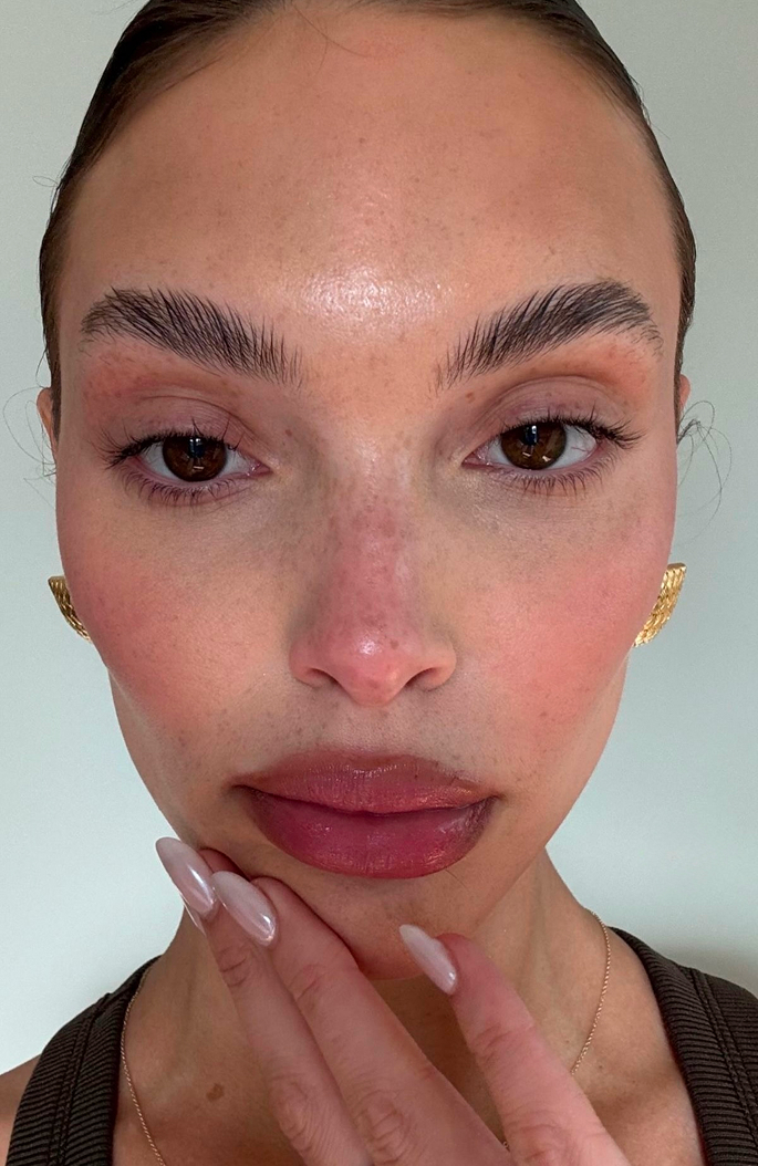 Halo Lips: тренд на контур губ с мягкой тенью — носим как Дуа Липа и Зои Кравиц (фото 9)