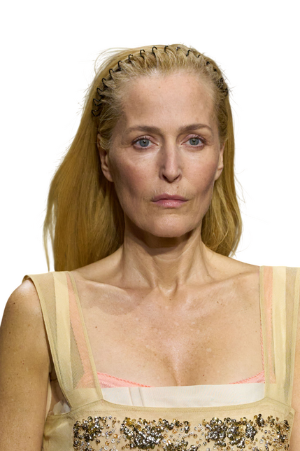 Самый модный аксессуар сейчас? Ободок-пружина с шоу Miu Miu осень-зима 2026 (фото 2)