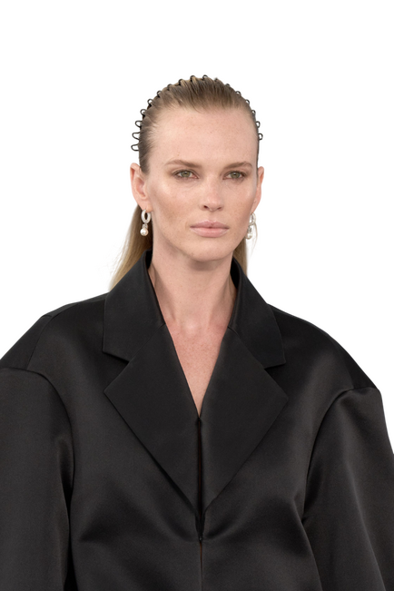 Самый модный аксессуар сейчас? Ободок-пружина с шоу Miu Miu осень-зима 2026 (фото 3)