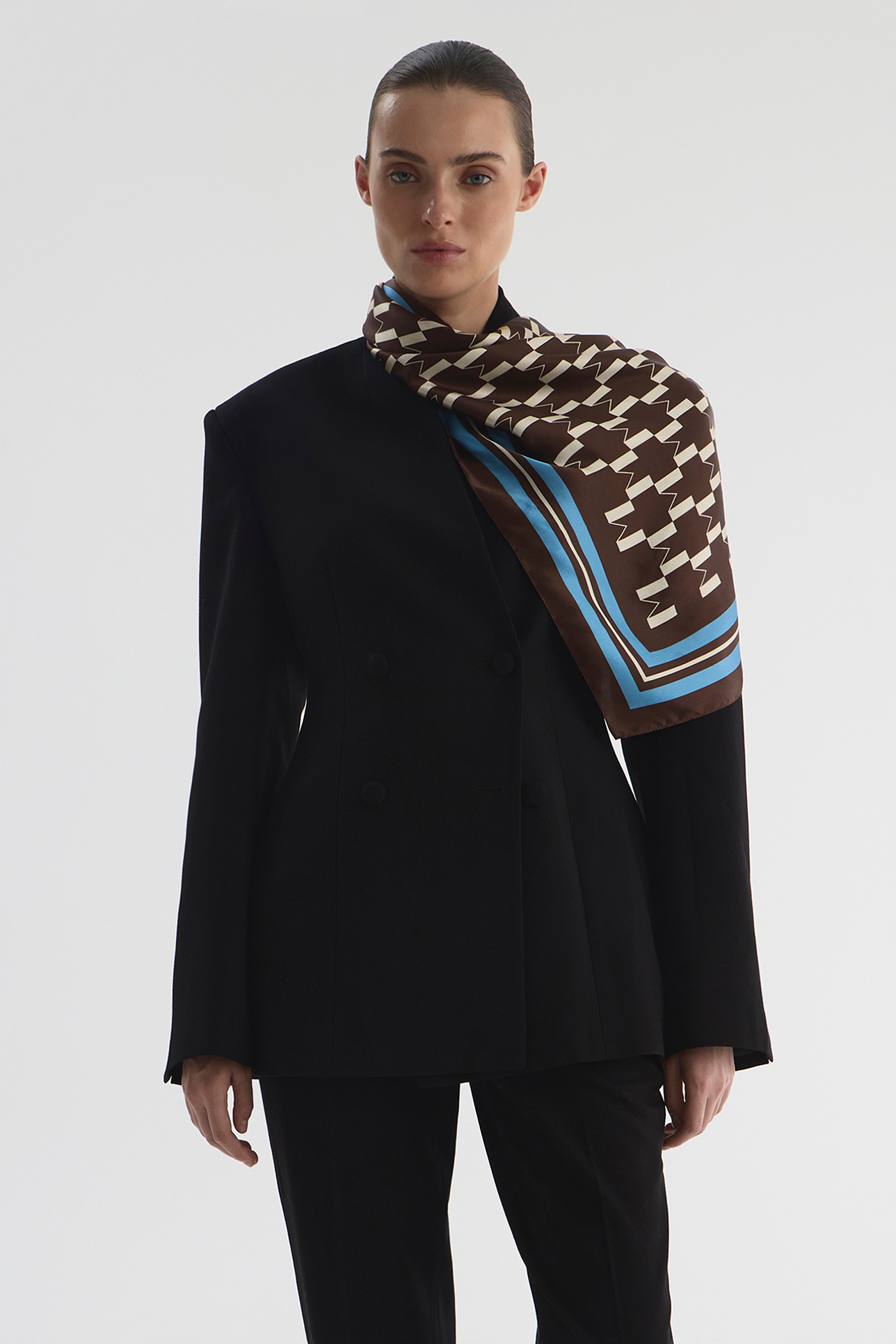 Стайл-прием сезона: платок вместо всего, как на показе Céline (фото 44)