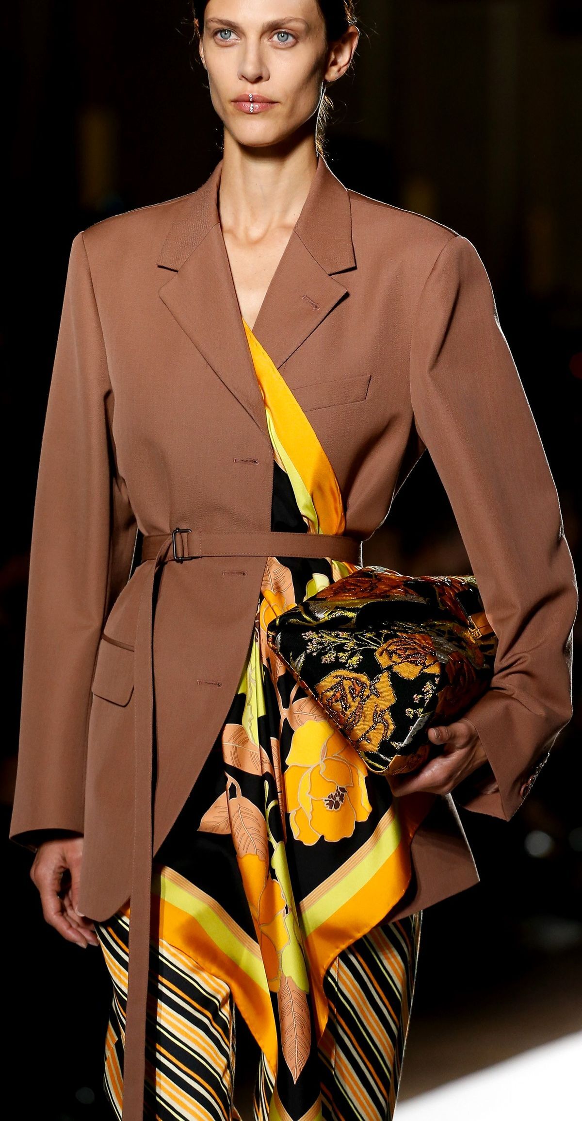 Стайл-прием сезона: платок вместо всего, как на показе Céline (фото 17)