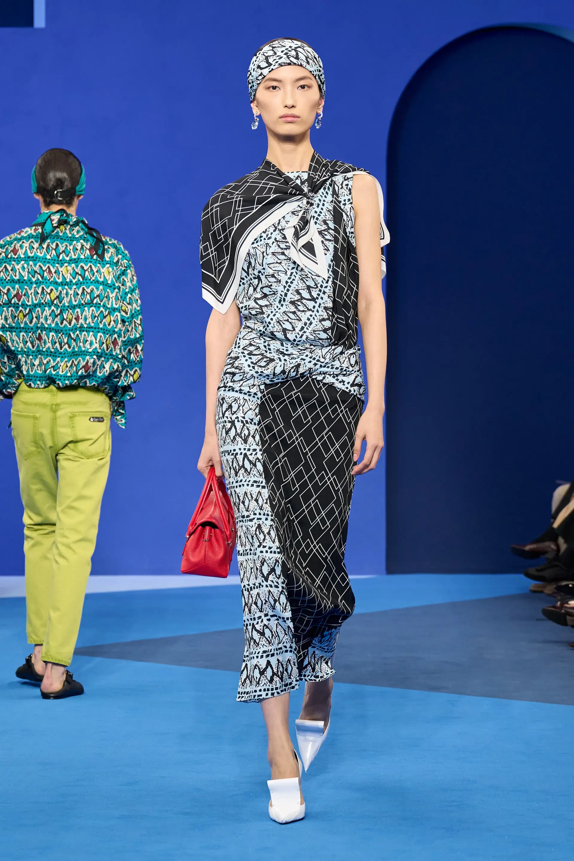 Стайл-прием сезона: платок вместо всего, как на показе Céline (фото 29)