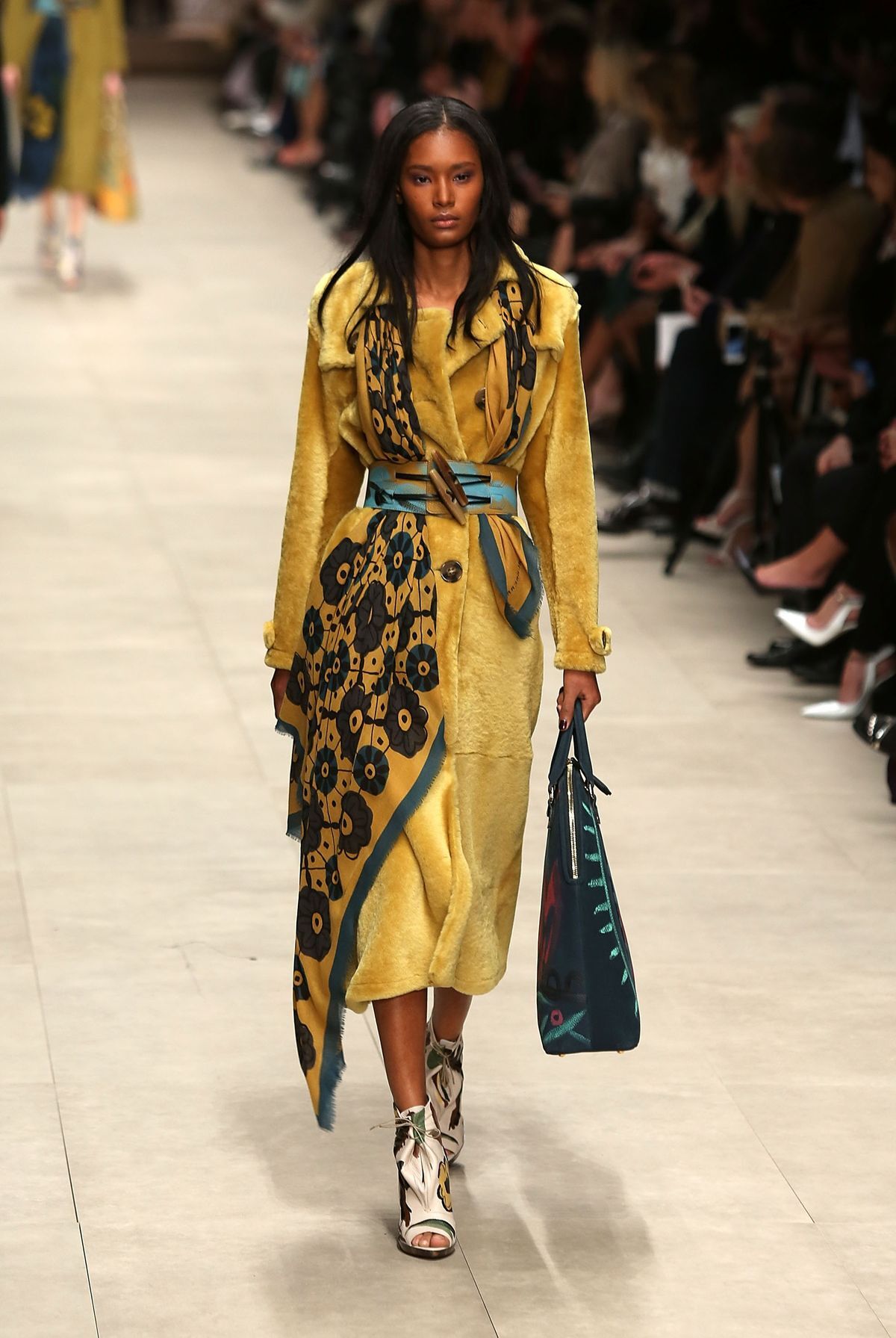 Стайл-прием сезона: платок вместо всего, как на показе Céline (фото 18)