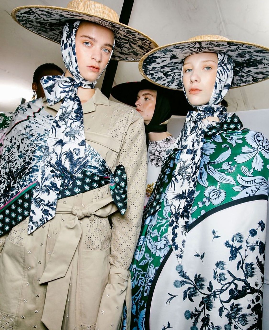 Стайл-прием сезона: платок вместо всего, как на показе Céline (фото 30)