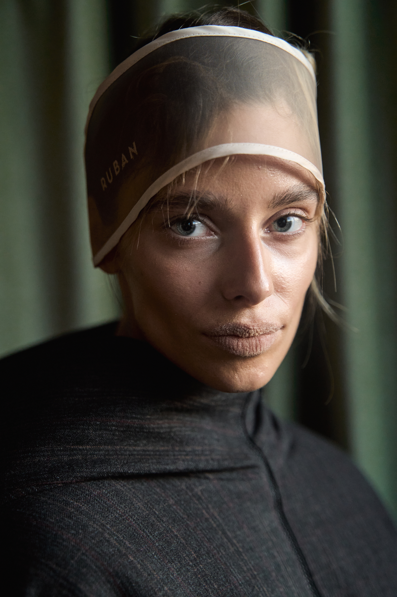 Флокирование на губах и волосковое наращивание бровей: как повторить бьюти-образы с показа Ruban (фото 19)