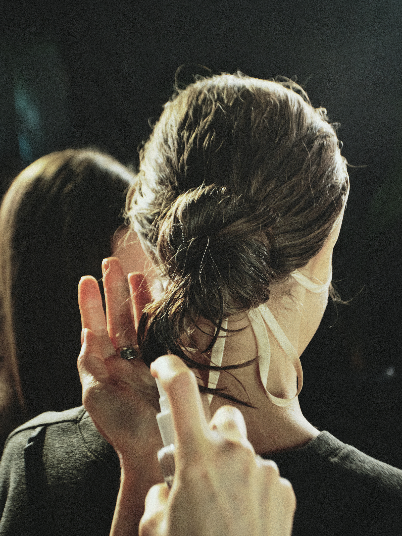 Флокирование на губах и волосковое наращивание бровей: как повторить бьюти-образы с показа Ruban (фото 28)