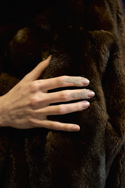 Флокирование на губах и волосковое наращивание бровей: как повторить бьюти-образы с показа Ruban (фото 37)