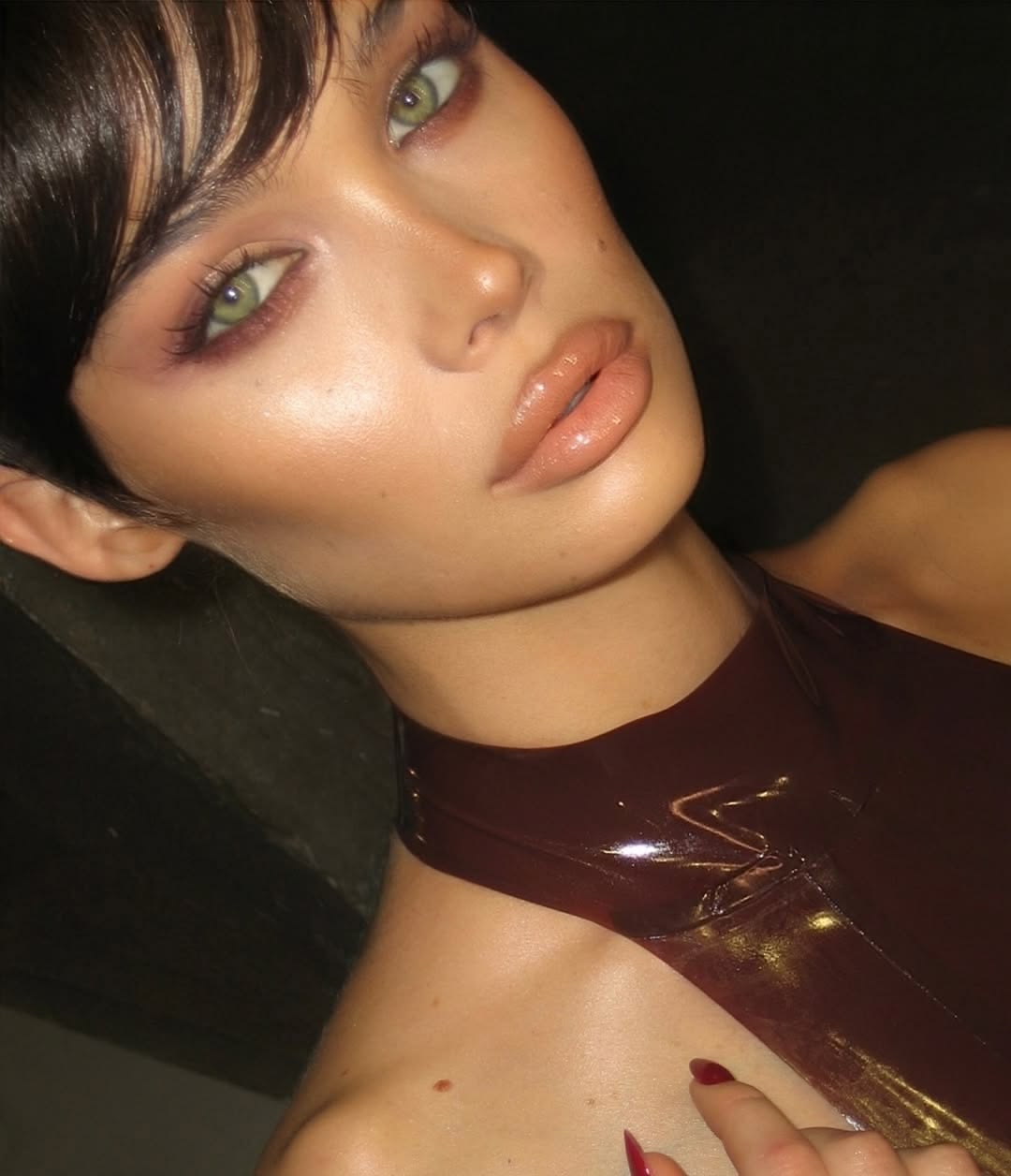 Coloured smokey: тренд на цветные смоки — носим как Белла Хадид на показе Saint Laurent (фото 30)