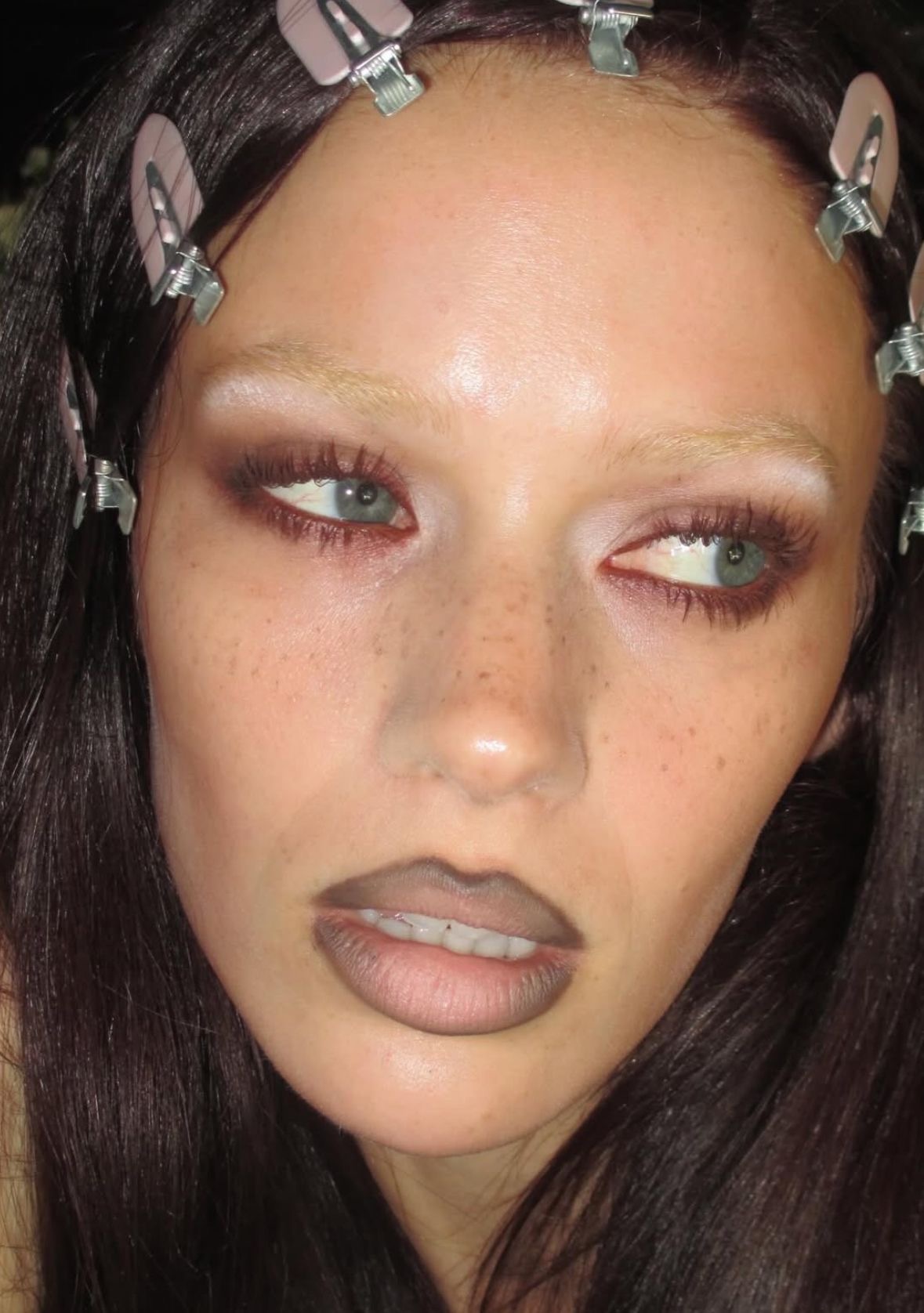 Coloured smokey: тренд на цветные смоки — носим как Белла Хадид на показе Saint Laurent (фото 20)