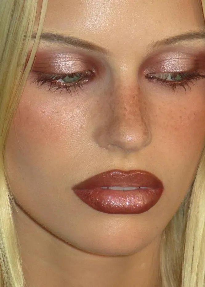 Coloured smokey: тренд на цветные смоки — носим как Белла Хадид на показе Saint Laurent (фото 19)