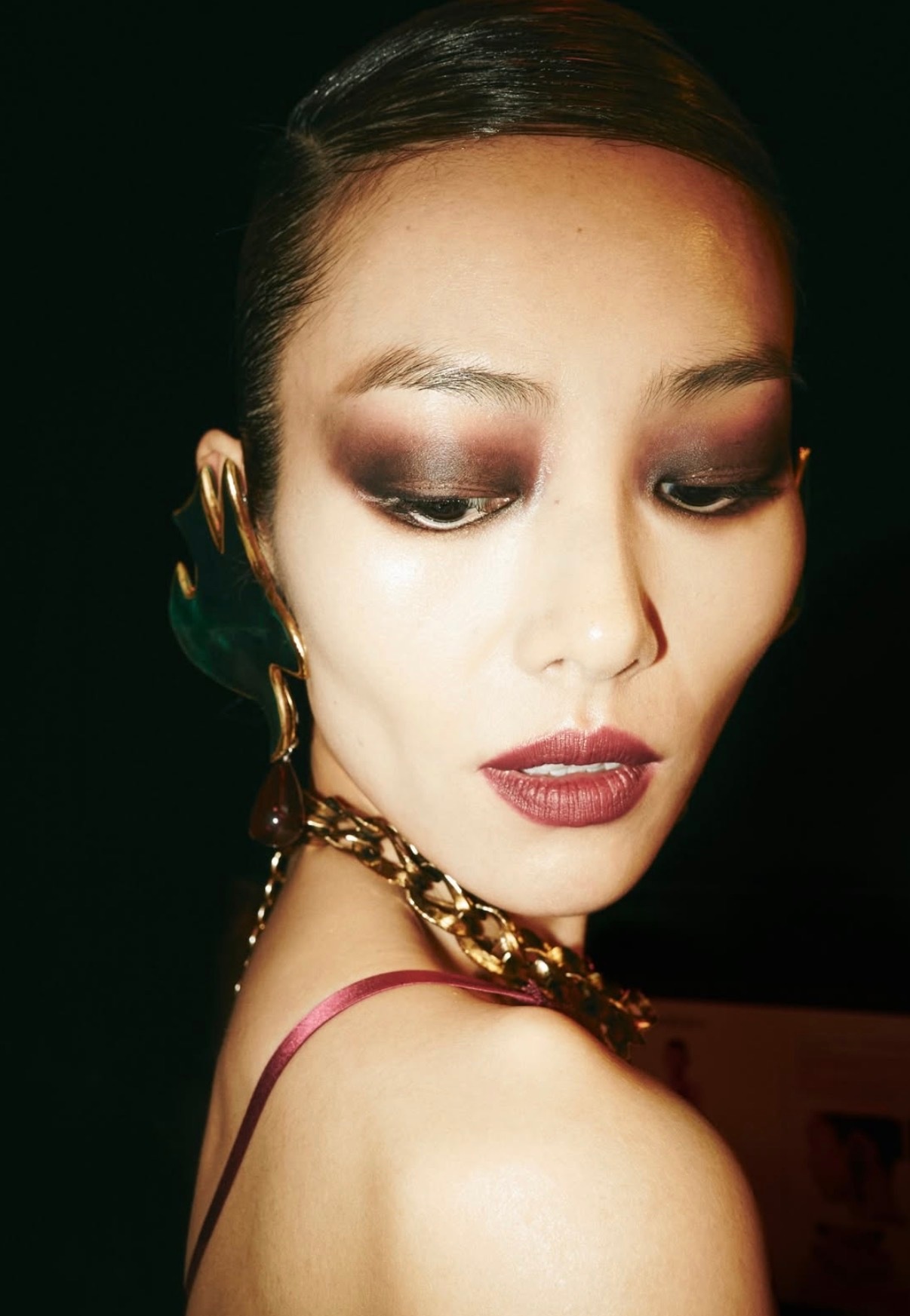 Coloured smokey: тренд на цветные смоки — носим как Белла Хадид на показе Saint Laurent (фото 12)