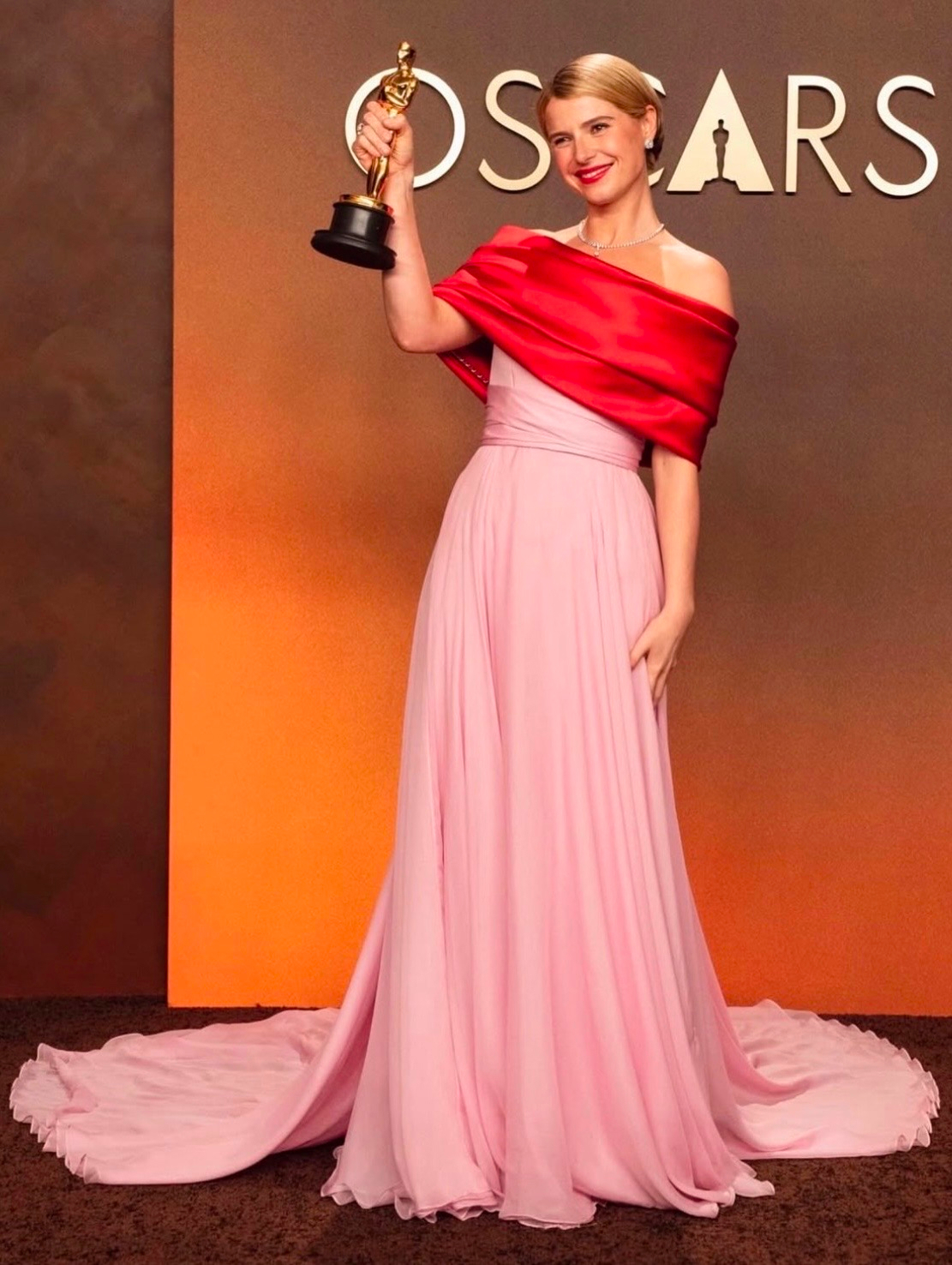 Герои бэкстейджа. Звездные стилисты, которые одевают Марго Робби, Селену Гомес — и не только (фото 3)