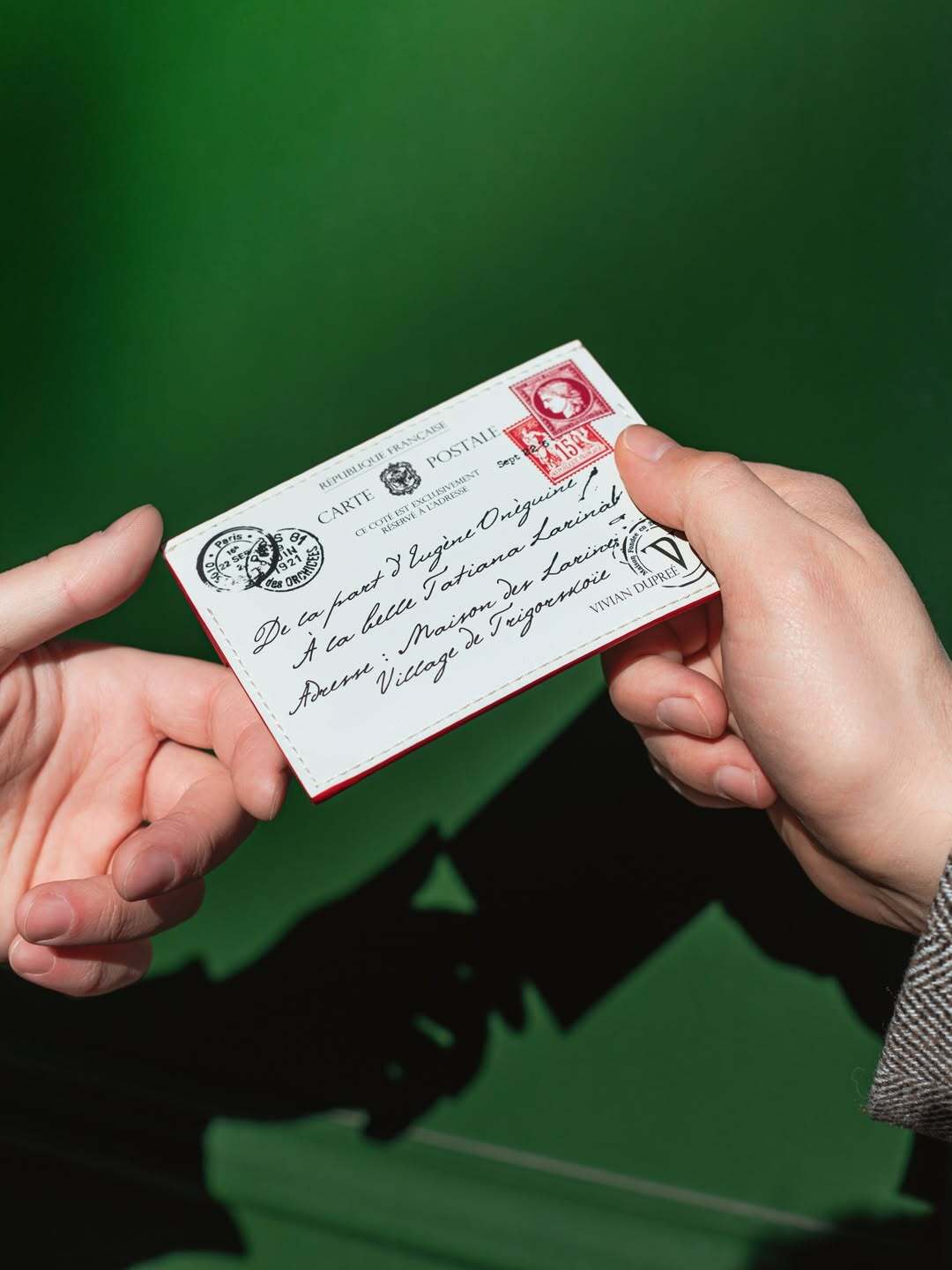 Новое имя. Vivian Dupreé — клатчи, шоперы и картхолдеры, которые можно «прочитать» (фото 13)