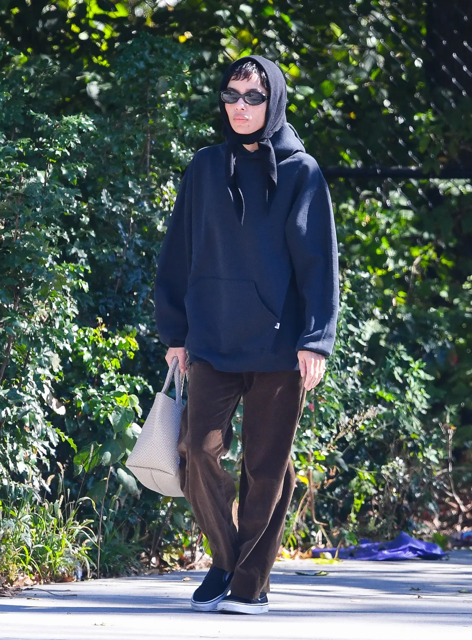 Тренд, который нельзя игнорировать весной 2026-го: слипоны и скейтер-шузы из 2016-го (фото 13)