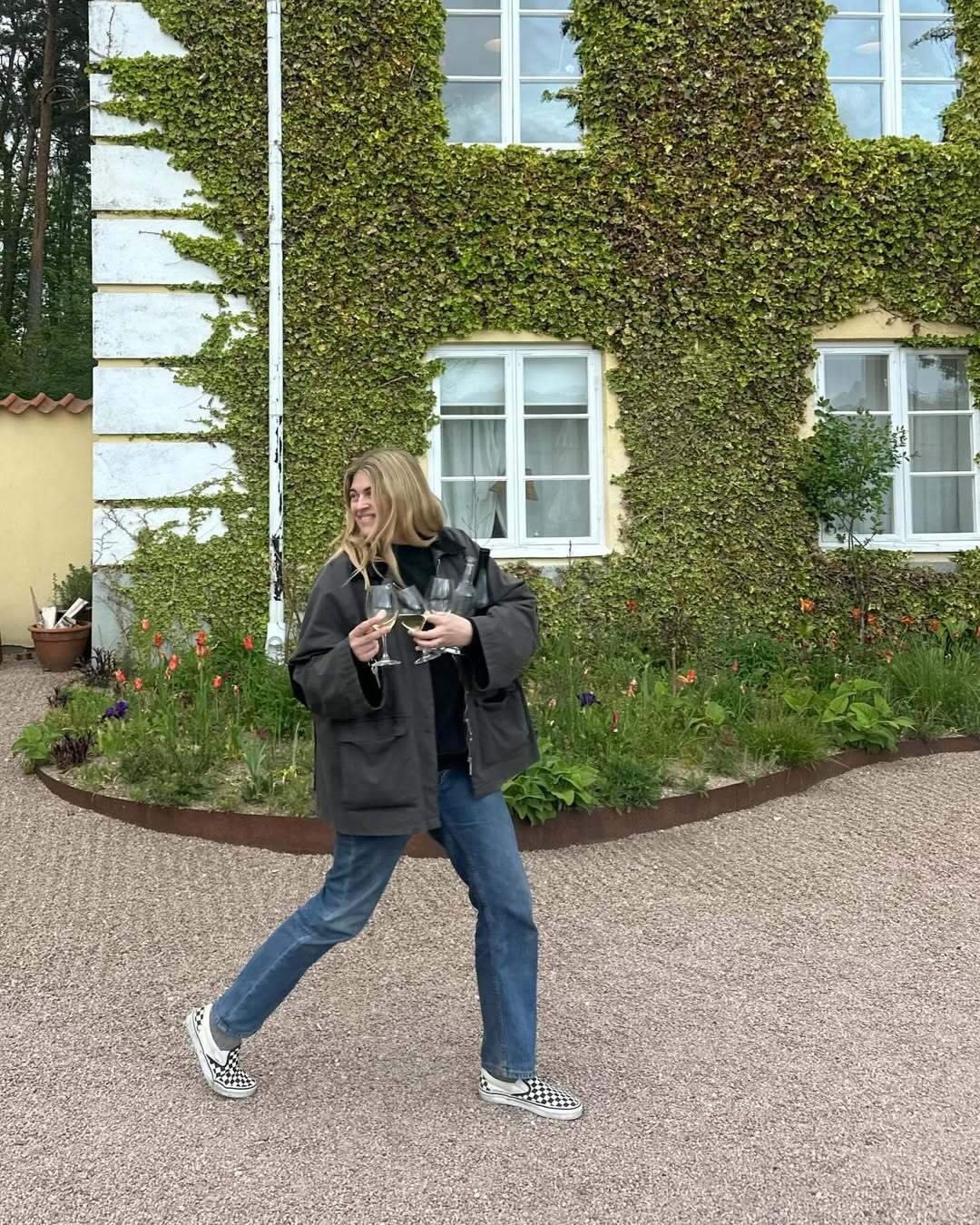 Тренд, который нельзя игнорировать весной 2026-го: слипоны и скейтер-шузы из 2016-го (фото 9)