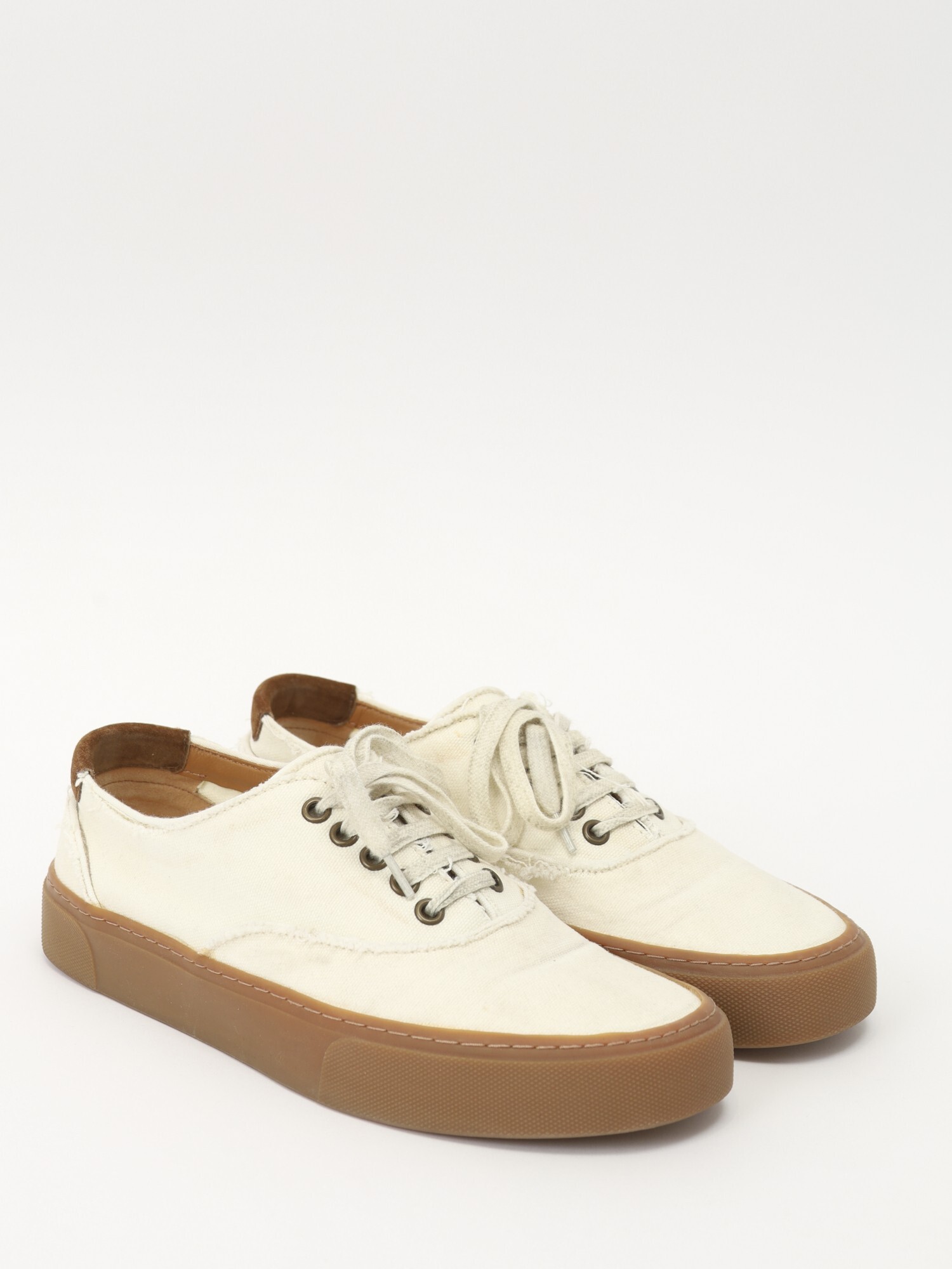 Тренд, который нельзя игнорировать весной 2026-го: слипоны и скейтер-шузы из 2016-го (фото 38)