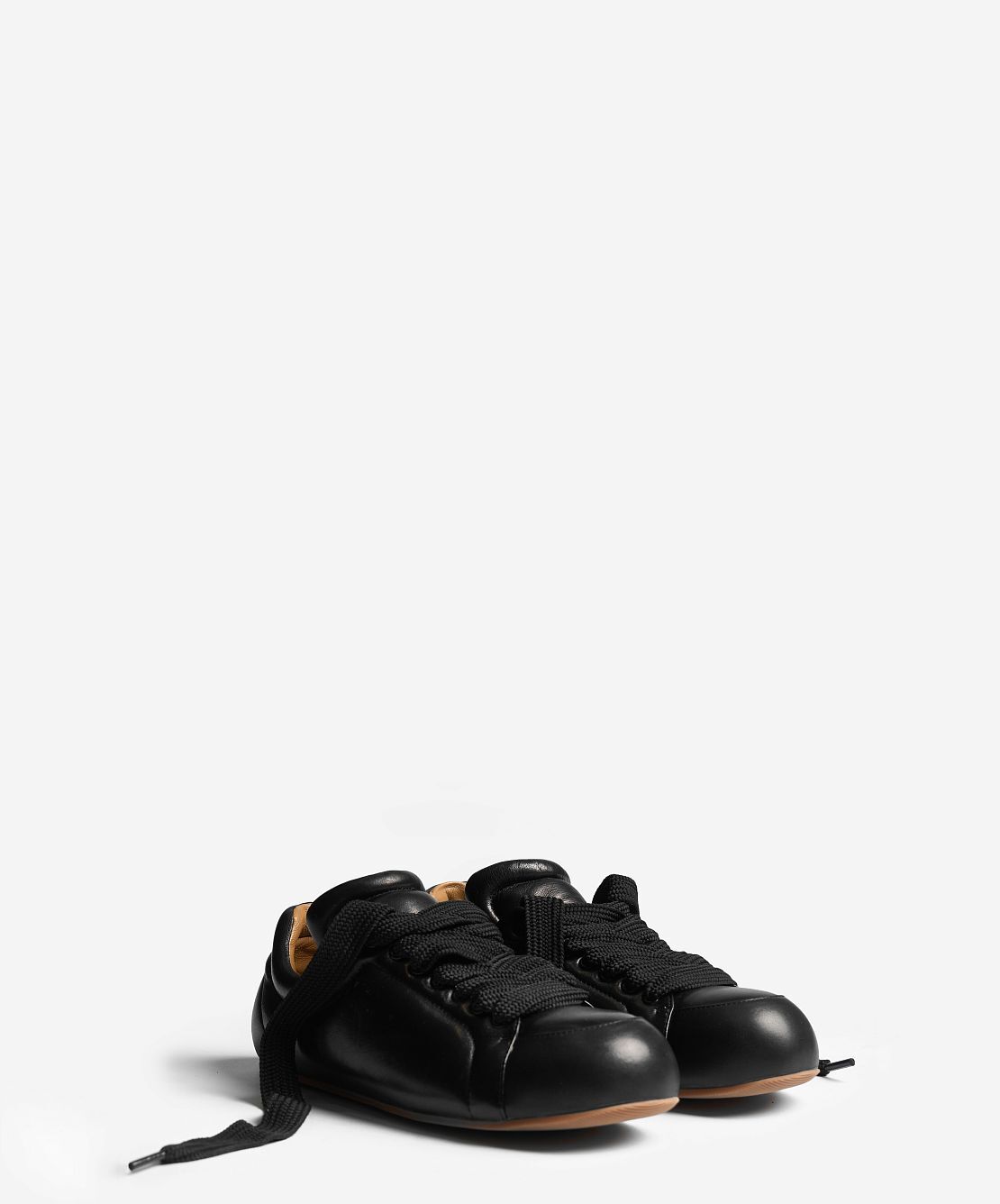 Тренд, который нельзя игнорировать весной 2026-го: слипоны и скейтер-шузы из 2016-го (фото 35)