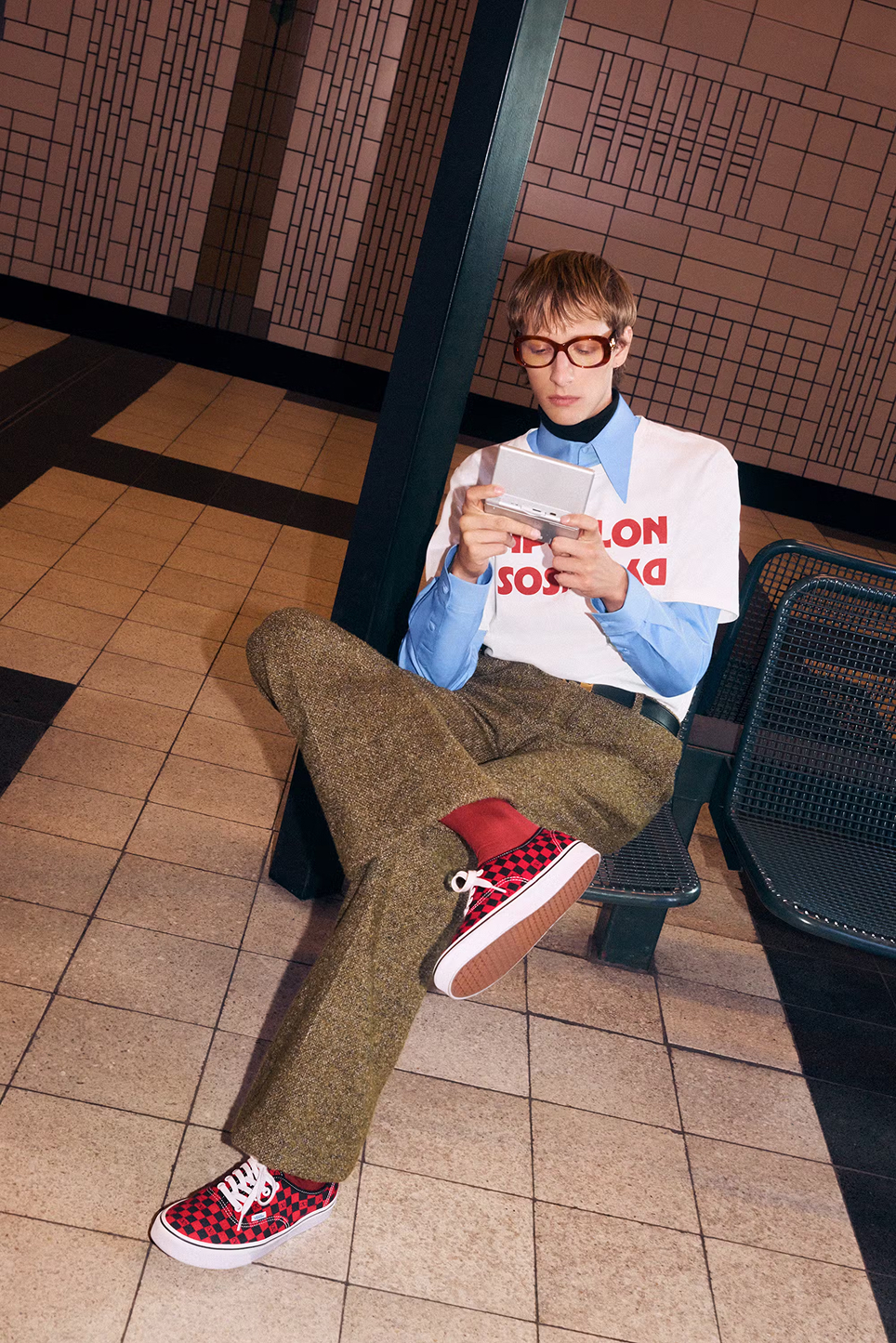 Тренд, который нельзя игнорировать весной 2026-го: слипоны и скейтер-шузы из 2016-го (фото 26)