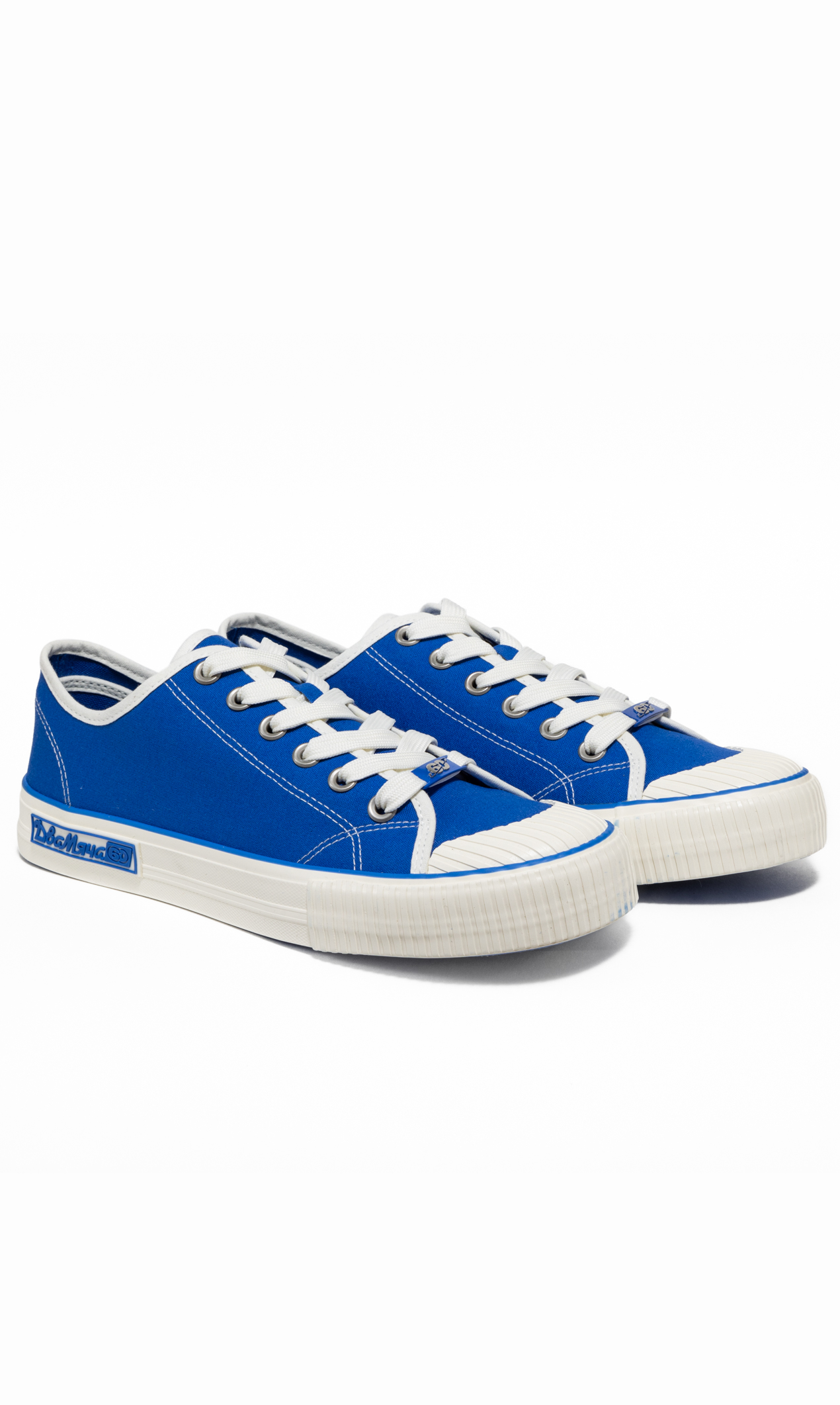 Тренд, который нельзя игнорировать весной 2026-го: слипоны и скейтер-шузы из 2016-го (фото 44)