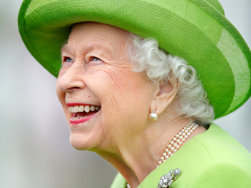 «Как бы ни темна была смерть, свет и жизнь сильнее»: 20 цитат Елизаветы II о любви и будущем (фото 13)