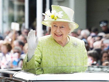 «Как бы ни темна была смерть, свет и жизнь сильнее»: 20 цитат Елизаветы II о любви и будущем (фото 14)