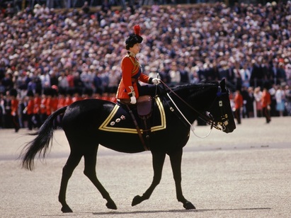 «Как бы ни темна была смерть, свет и жизнь сильнее»: 20 цитат Елизаветы II о любви и будущем (фото 11)