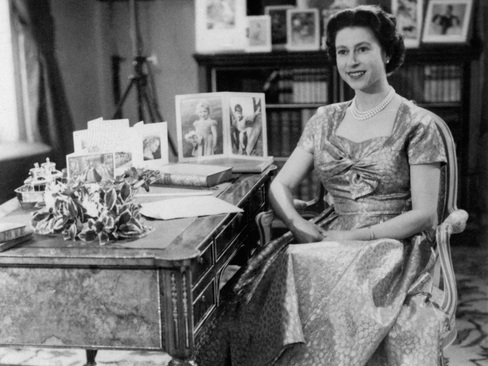 «Как бы ни темна была смерть, свет и жизнь сильнее»: 20 цитат Елизаветы II о любви и будущем (фото 7)