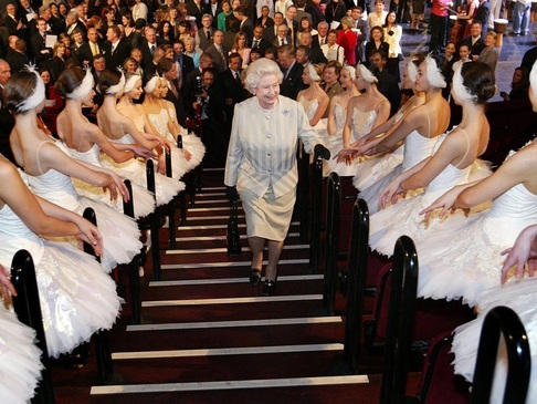 «Как бы ни темна была смерть, свет и жизнь сильнее»: 20 цитат Елизаветы II о любви и будущем (фото 25)