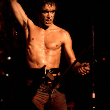 Игги Попу — 79! Собрали лучшие фото главного анархиста американской сцены (фото 5)