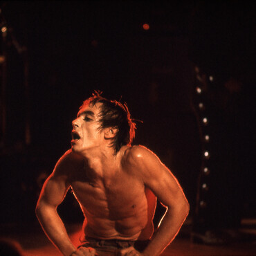 Игги Попу — 79! Собрали лучшие фото главного анархиста американской сцены (фото 6)