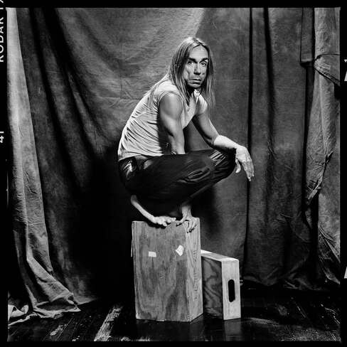 Игги Попу — 79! Собрали лучшие фото главного анархиста американской сцены (фото 16)