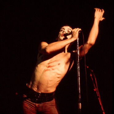 Игги Попу — 79! Собрали лучшие фото главного анархиста американской сцены (фото 7)