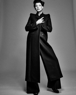 Линде Евангелисте — 61! Десять обложек с ее участием. Выбор BURO. (фото 38)
