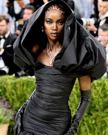 Слезы из прозрачного геля и золотая кожа: как повторить макияж Анок Яй с Met Gala 2026 (фото 8)