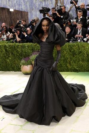 Слезы из прозрачного геля и золотая кожа: как повторить макияж Анок Яй с Met Gala 2026 (фото 7)