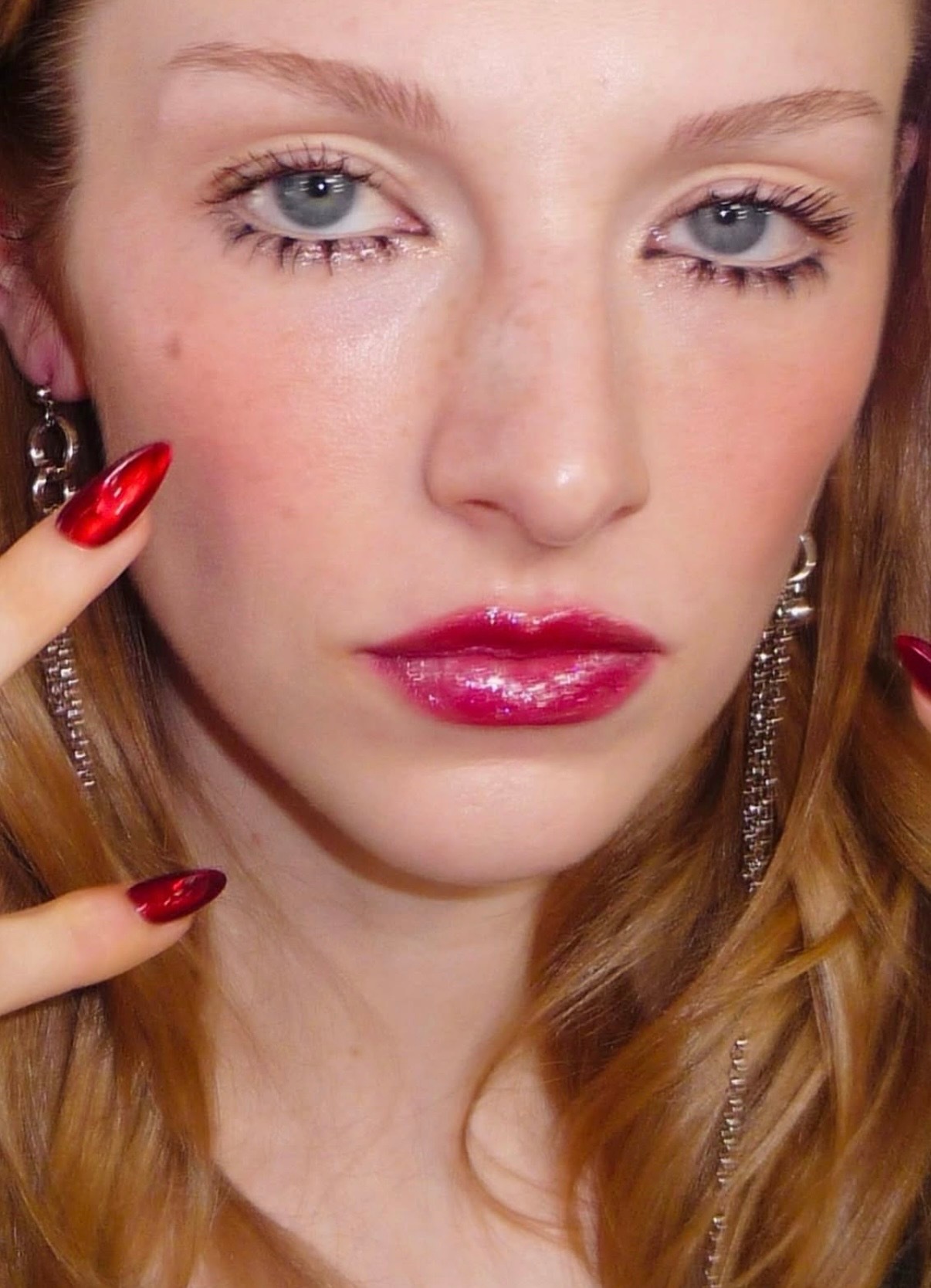 Euphoria makeup: бьюти-тренд на сияющие текстуры — носим как актрисы третьего сезона «Эйфории» (фото 24)