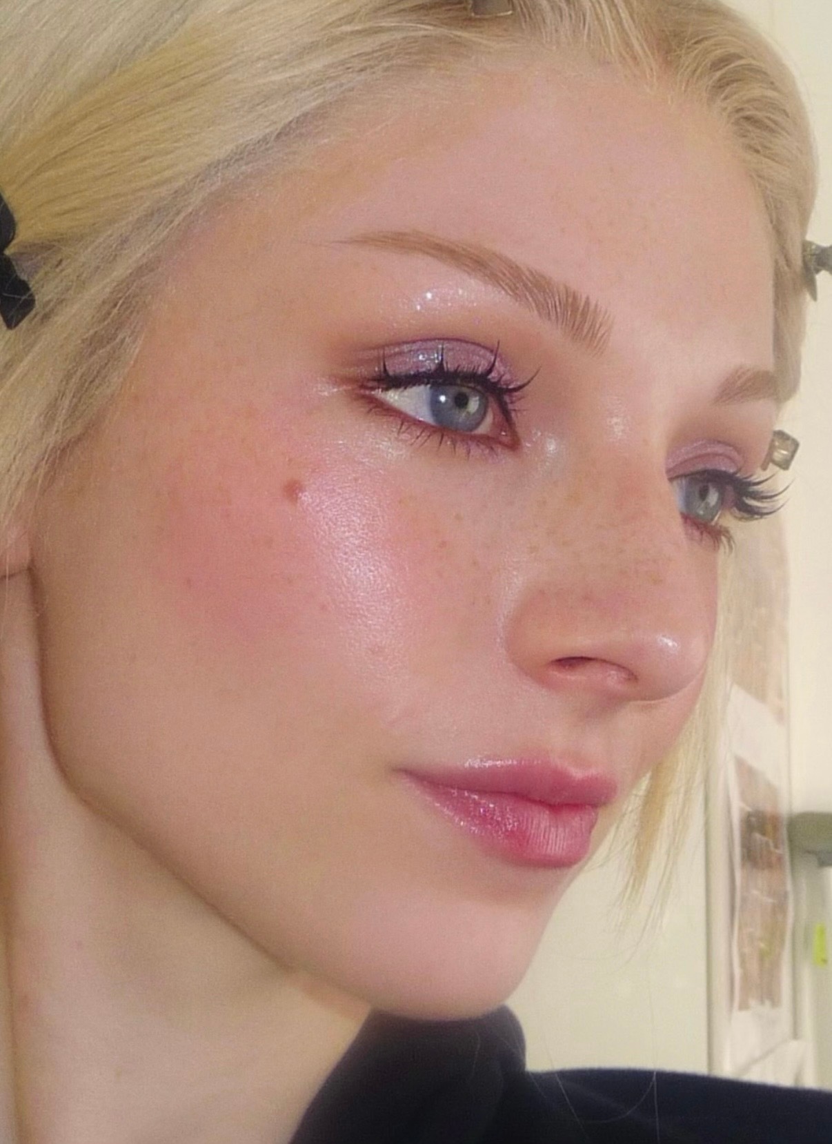 Euphoria makeup: бьюти-тренд на сияющие текстуры — носим как актрисы третьего сезона «Эйфории» (фото 25)