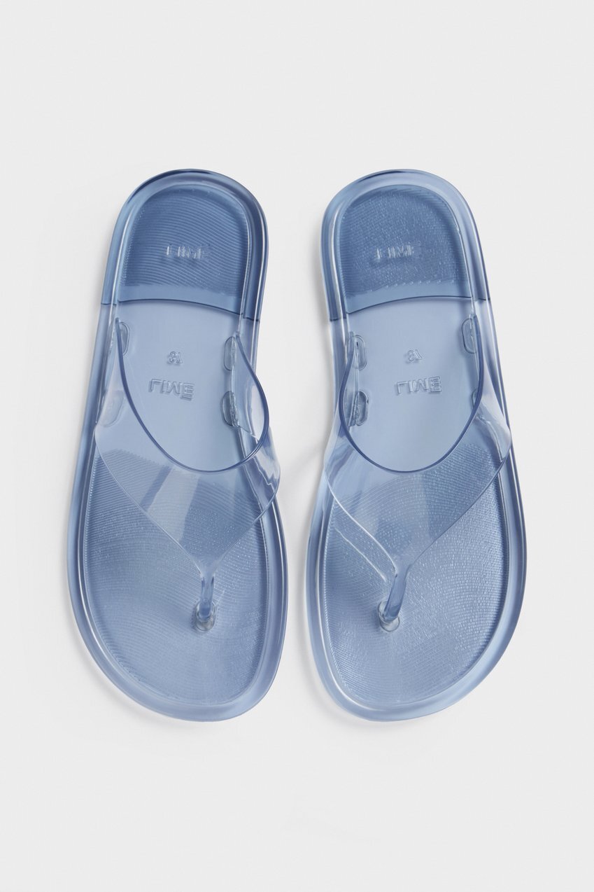 Jelly Sandals — не опять, а снова самая модная и практичная обувь лета 2026. Вот 15 классных пар (фото 33)