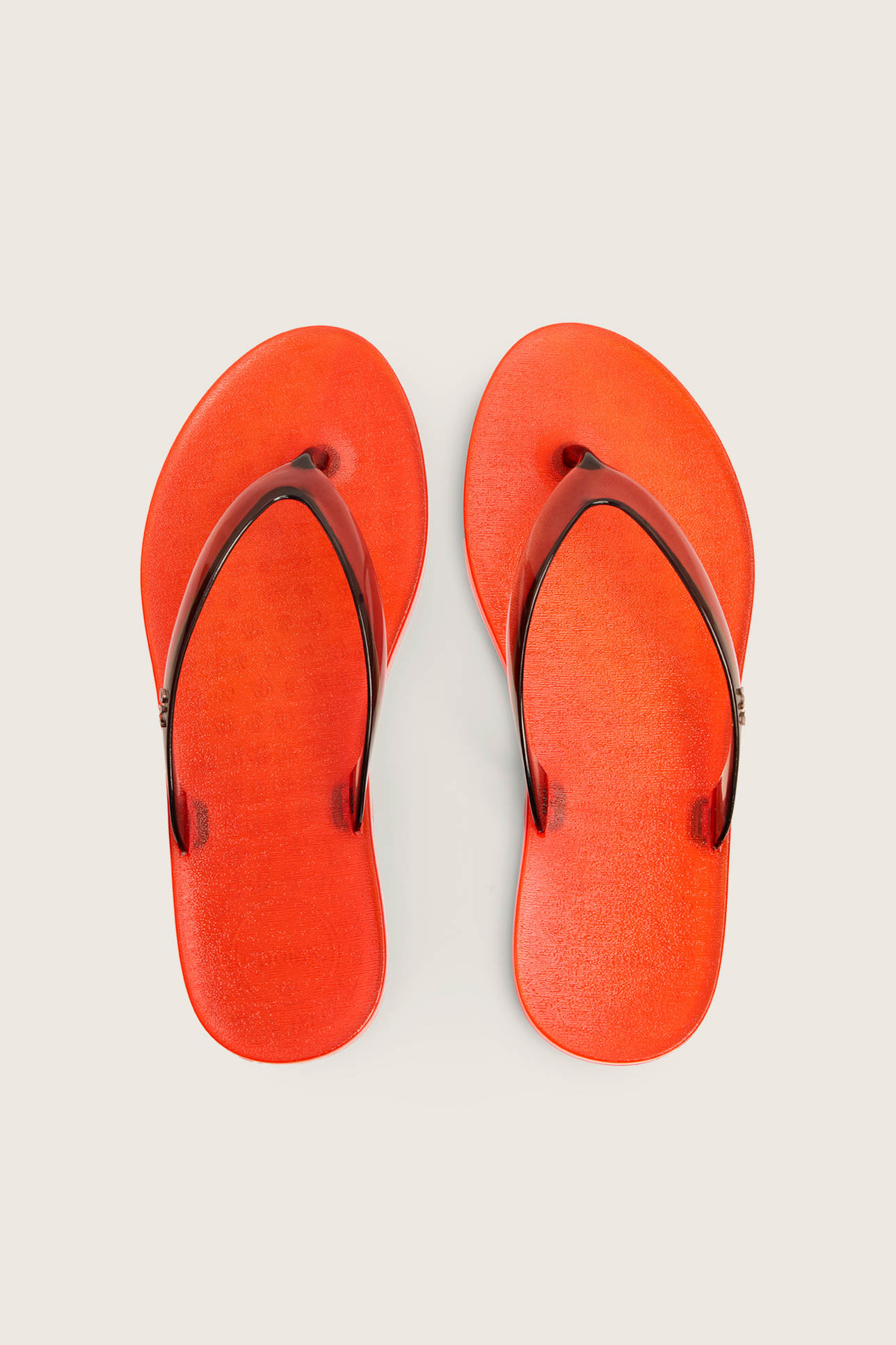 Jelly Sandals — не опять, а снова самая модная и практичная обувь лета 2026. Вот 15 классных пар (фото 34)